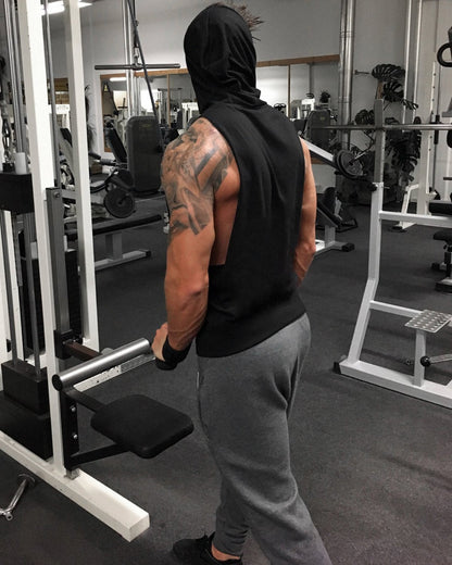 Kapuzen Tank Top in Schwarz beim Training im Gym