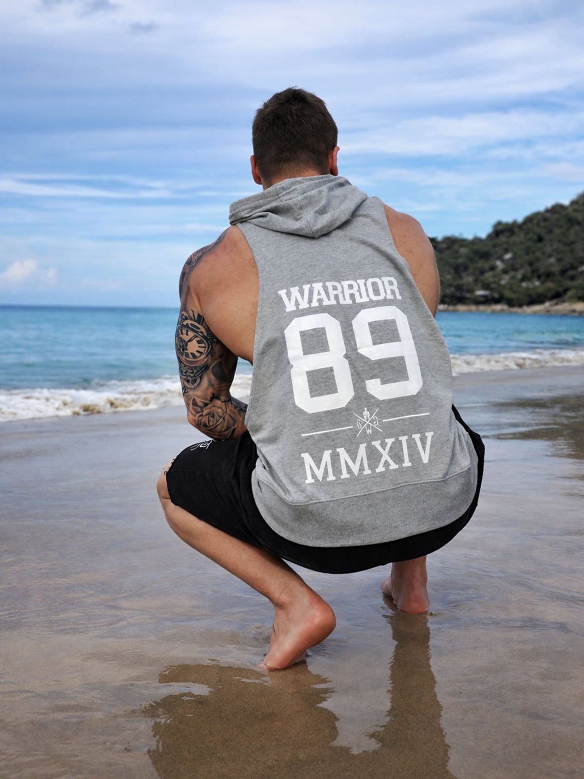 Kapuzen Tank Top in Grau beim Outdoor-Training getragen