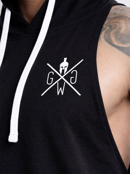 Kleines weißes Logo auf dem ärmellosen Hoodie
