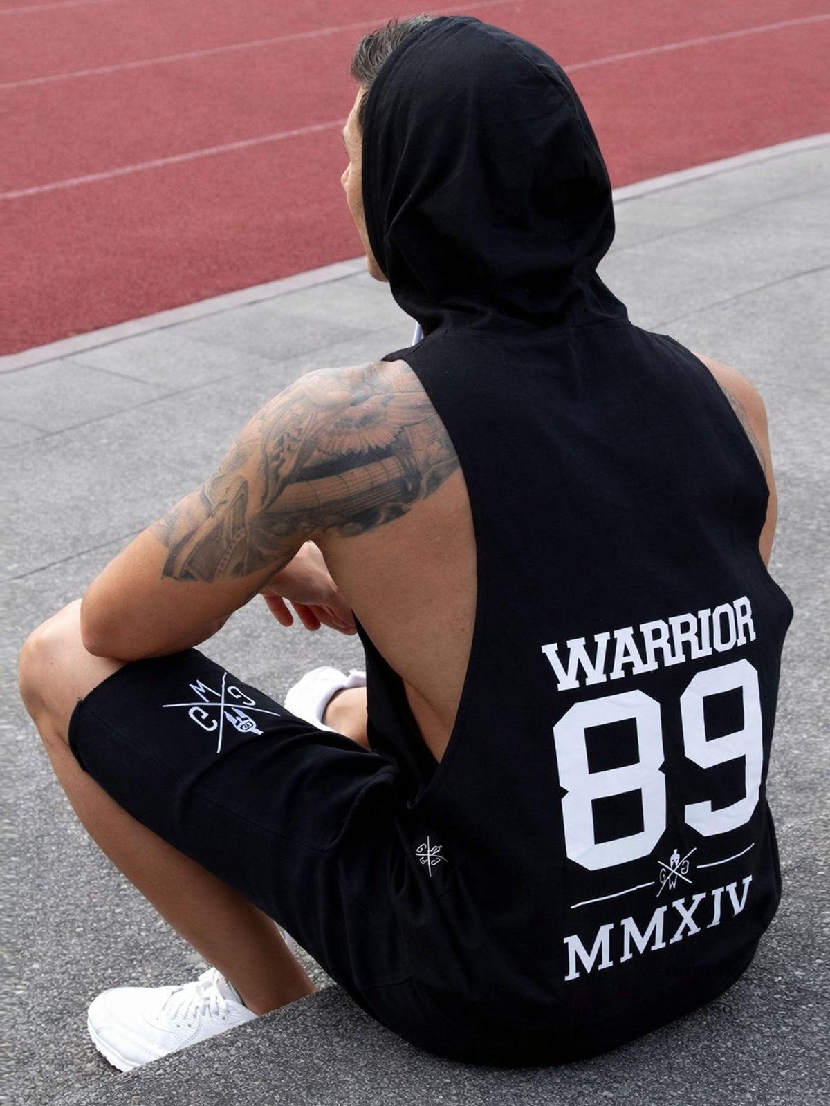 Warrior 89 Kapuzen Tank Top beim Outdoor-Workout