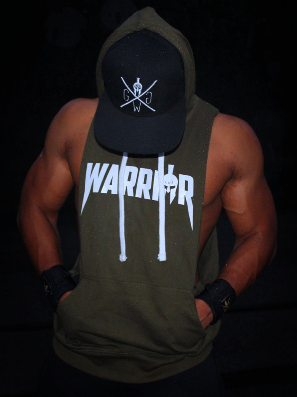 Gym Outfit aus Kapuzen Tank Top und Cap am Model
