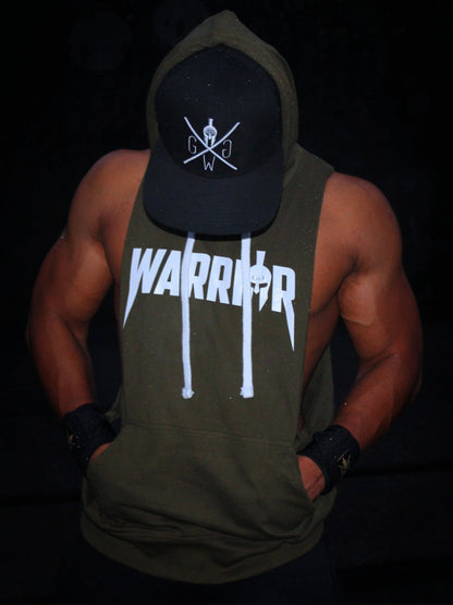 Gym Outfit aus Kapuzen Tank Top und Cap am Model