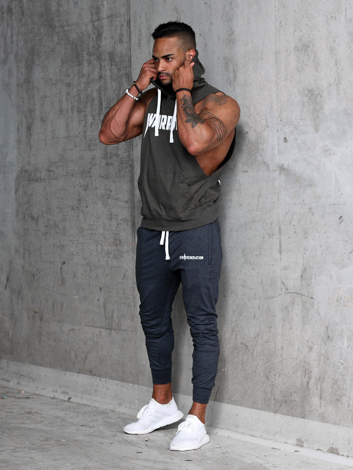 Olives Tank Top mit Kapuze kombiniert mit Jogginghose