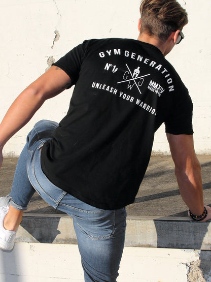Gym Generation Rückenprint auf dem schwarzen Shirt am Model