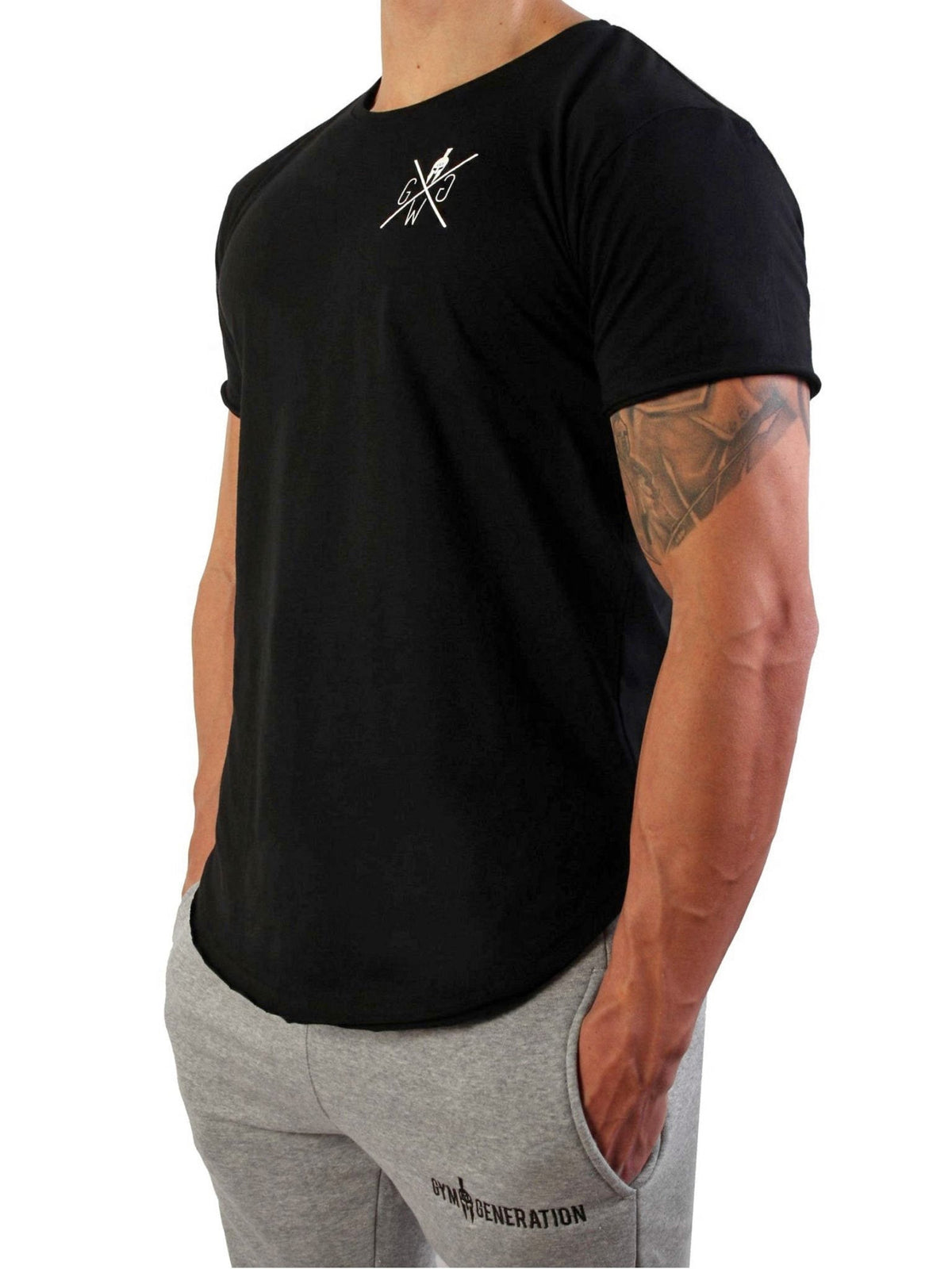 Schwarzes Gym Shirt in der Seitenansicht mit Raw-Cut-Ärmel