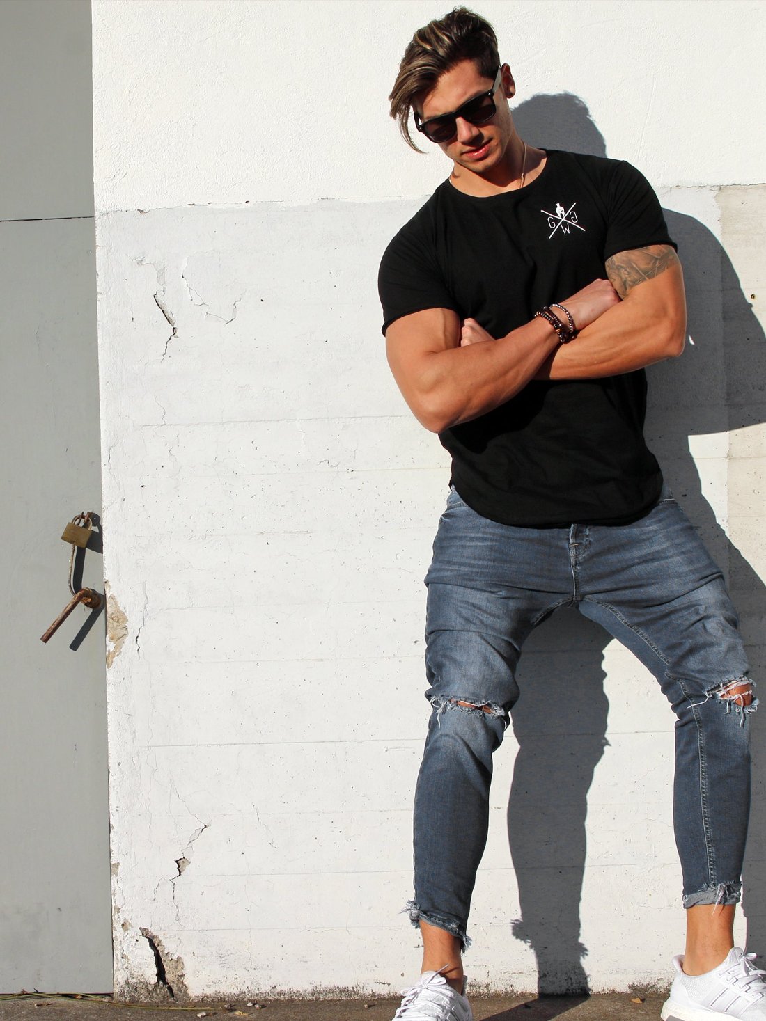 Athlet trainiert im schwarzen Gym T-Shirt Legacy