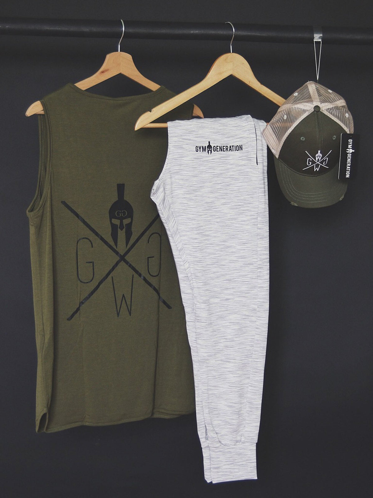 Gym Outfit mit olivem Tank Top, grauer Jogginghose und Cap
