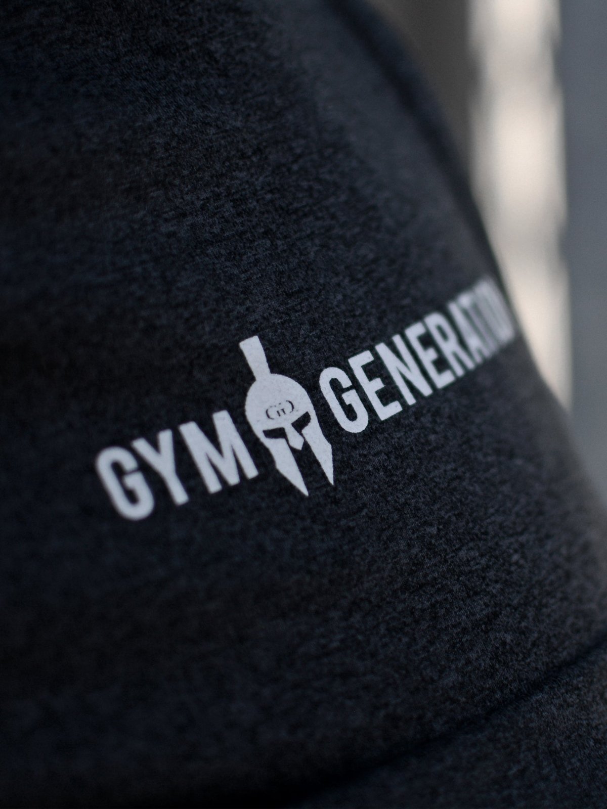 Logo-Print der Fitnesshose für Herren in Nahaufnahme