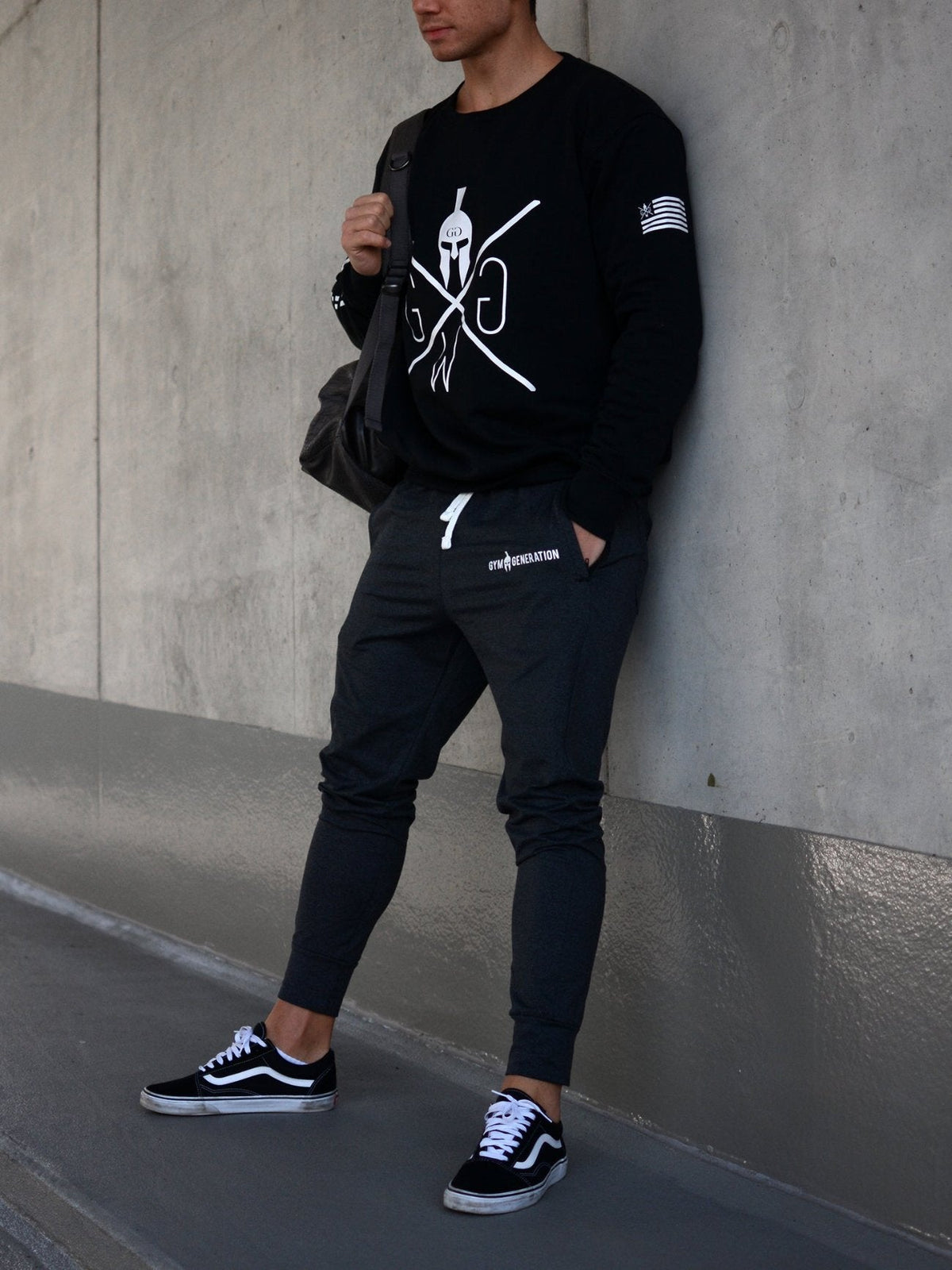 Dunkelgraue Sporthose im Streetstyle kombiniert