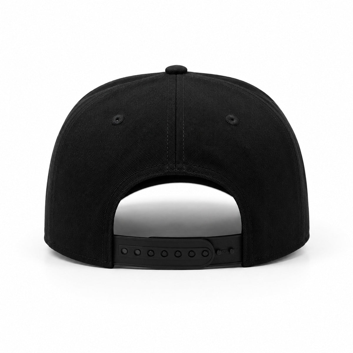 Rückansicht der schwarzen Cap mit verstellbarem Snapback-Verschluss