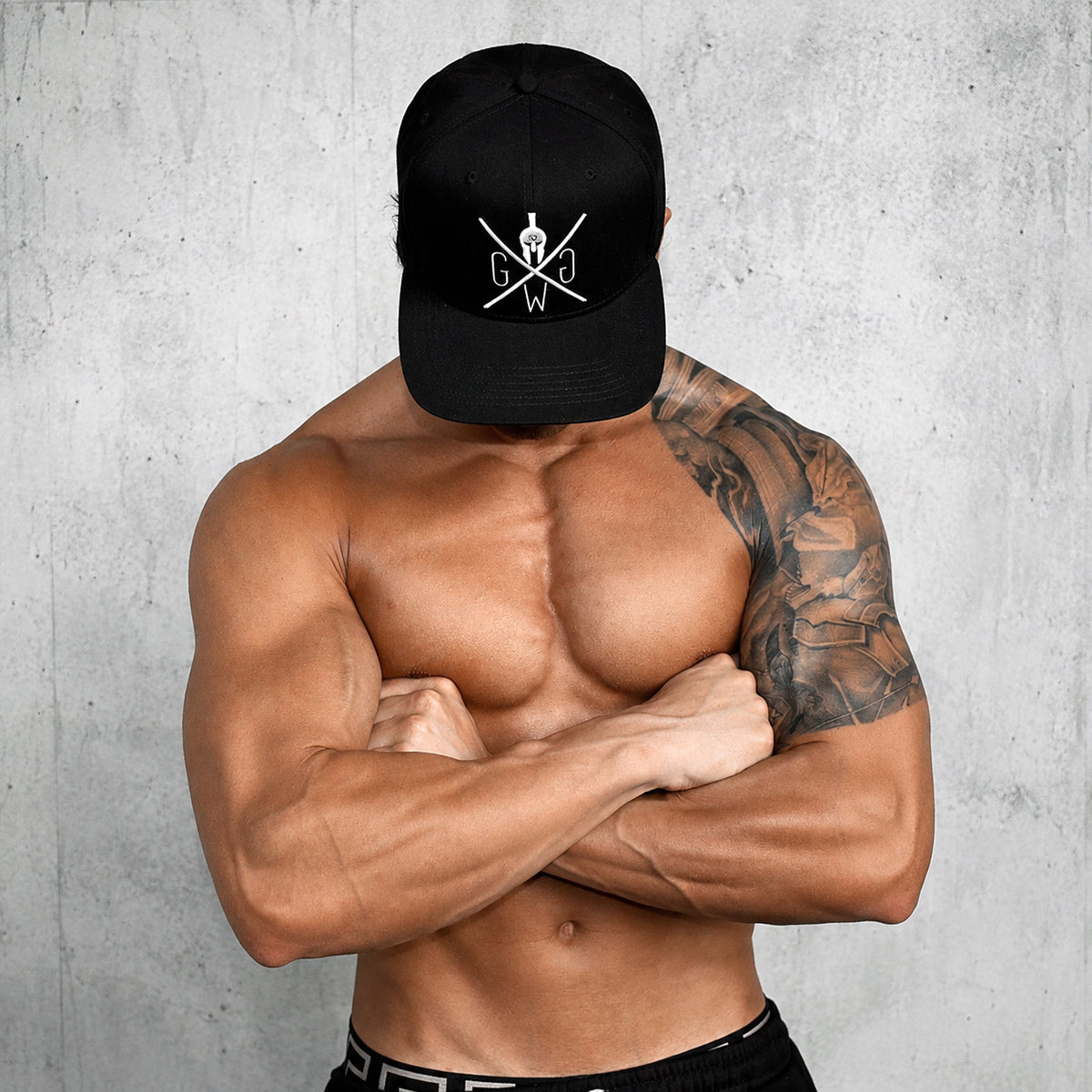 Gym Cap für Herren in Schwarz am Model getragen