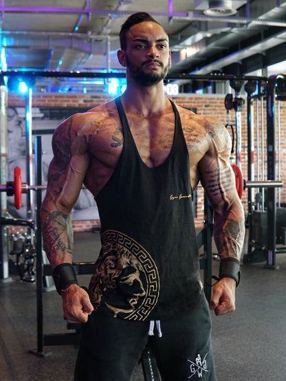Athlet im schwarzen Stringer mit Goldprint