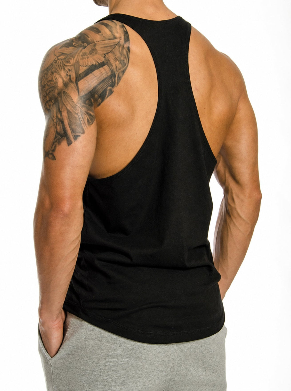 Racerback-Rücken des schwarzen Tank Tops am Athleten
