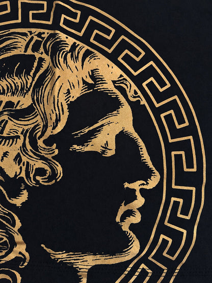 Goldener Alexander-Print seitlich an der Hüfte des Stringers