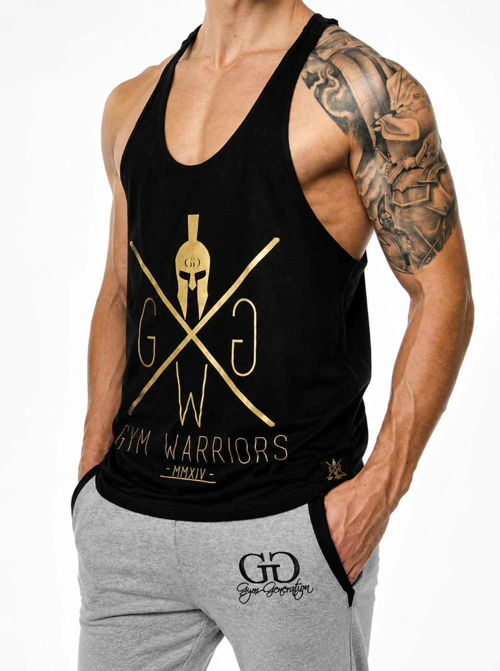 Bodybuilding Stringer in Schwarz-Gold am Model, schräge Ansicht