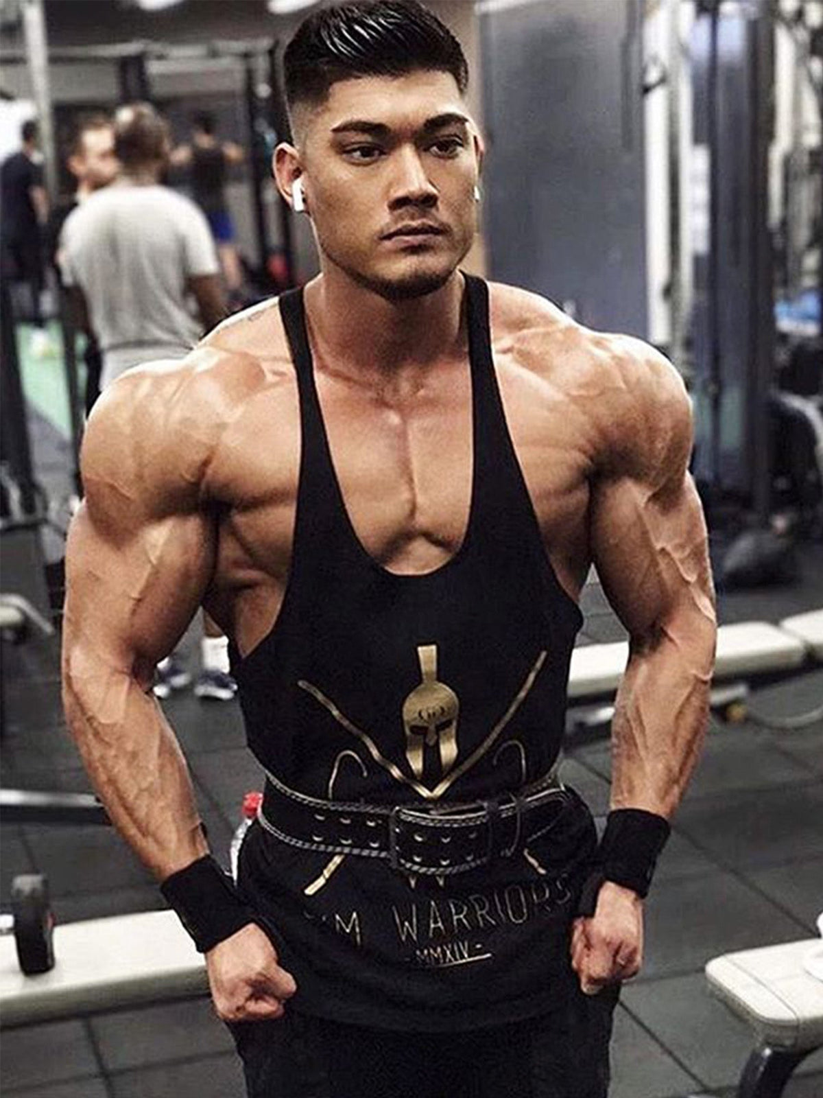 Bodybuilder im schwarzen Stringer beim Training