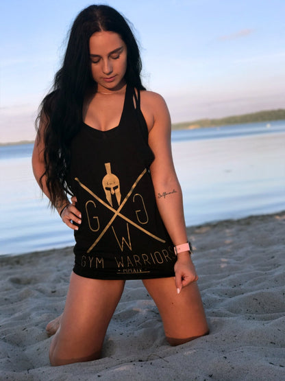 Stringer Tank Top in Schwarz-Gold am Strand getragen