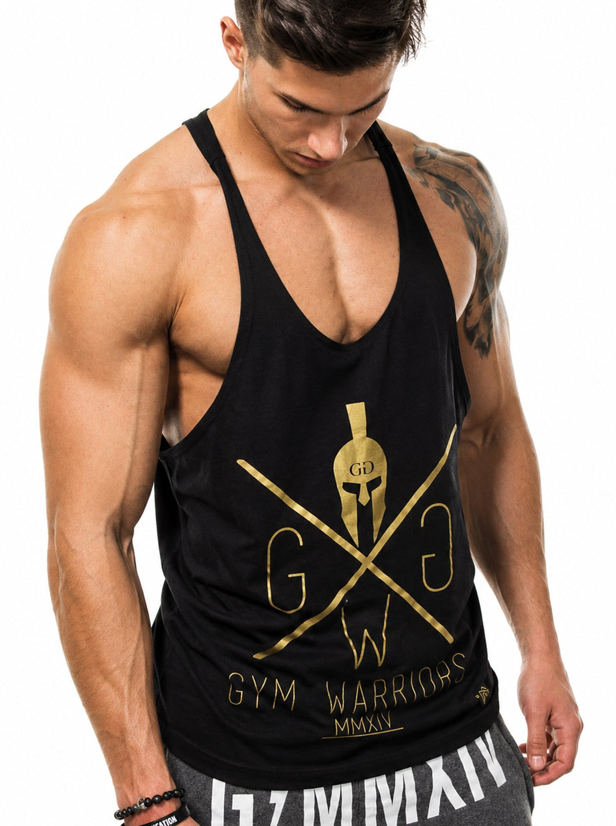 Stringer Tank Top für Herren mit grauen Joggern kombiniert