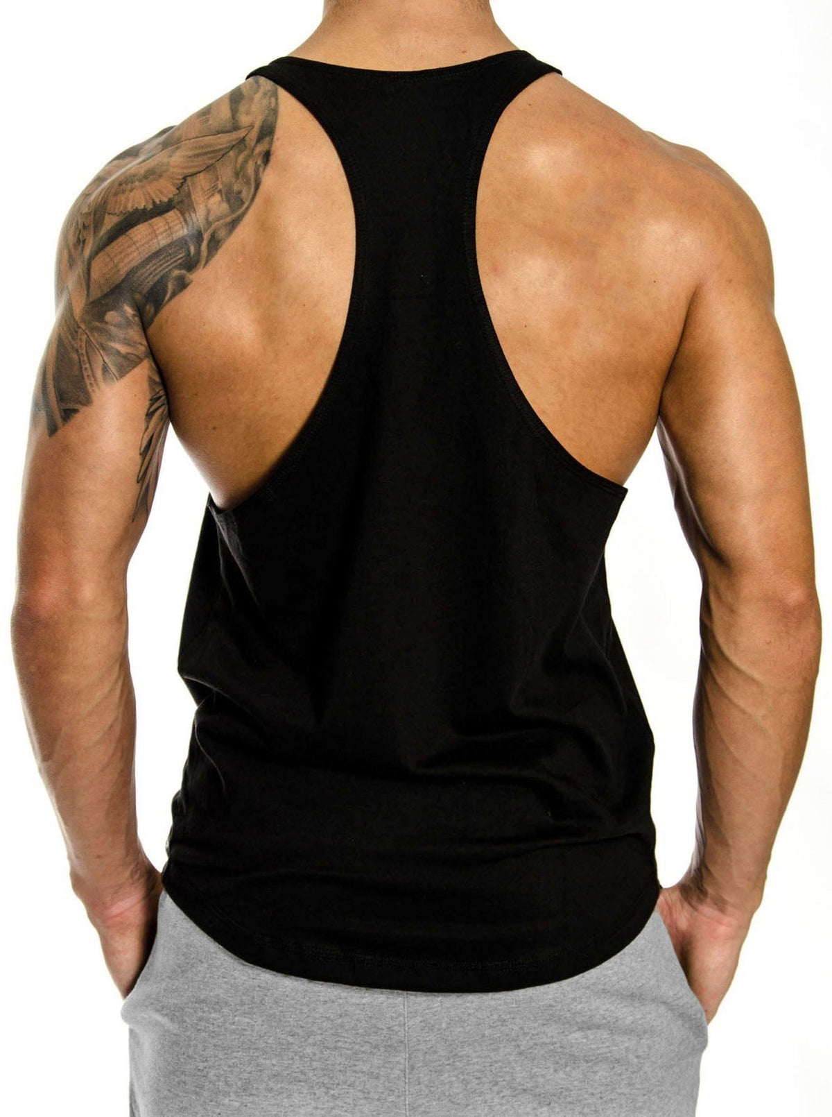 Racerback-Schnitt des schwarzen Stringers von hinten
