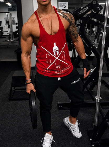 Rotes Tank Top beim Training mit Hantelscheibe