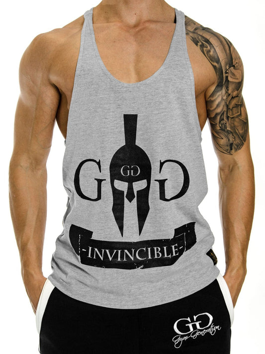Graues Stringer Tank Top mit schwarzem Spartanerhelm und Invincible-Schriftzug