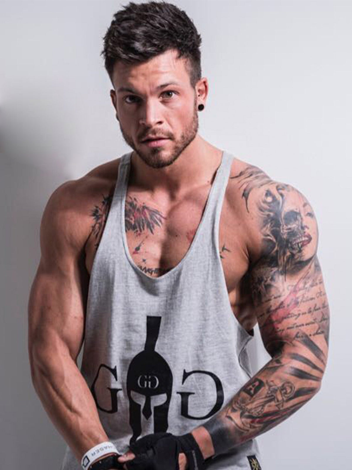 Model im grauen Stringer, Frontansicht mit Print