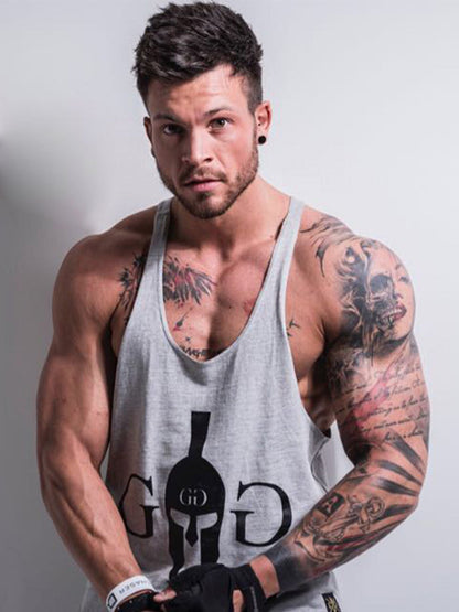 Model im grauen Stringer, Frontansicht mit Print