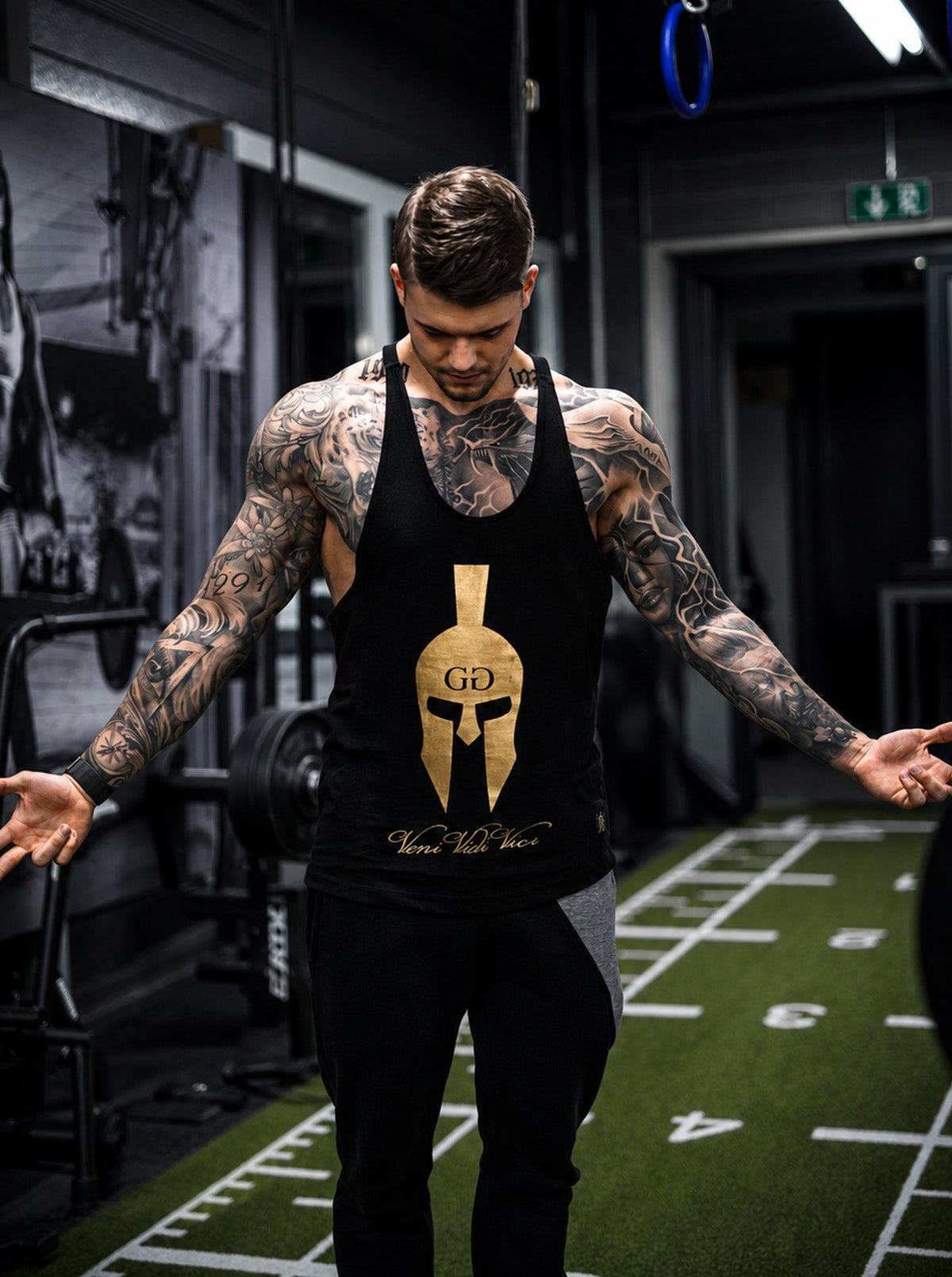 Athlet im Veni Vidi Vici Stringer beim Training im Gym