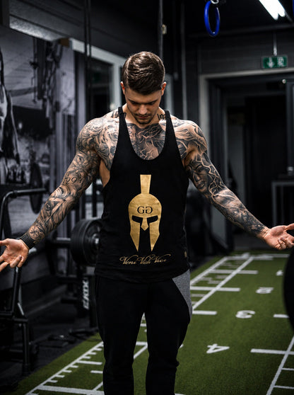 Athlet im Veni Vidi Vici Stringer beim Training im Gym