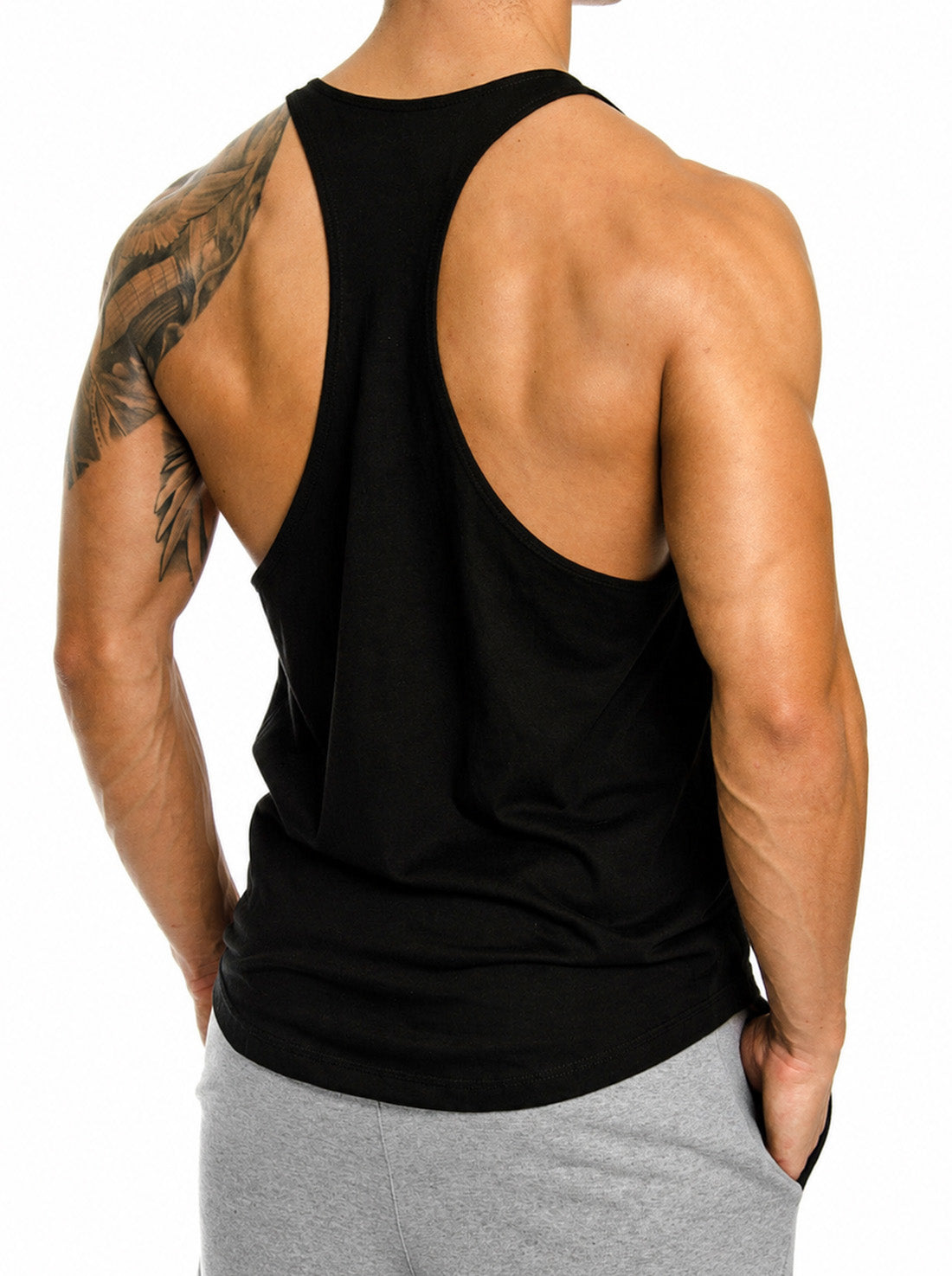 Racerback-Rücken des schwarzen Stringers, schräg von hinten
