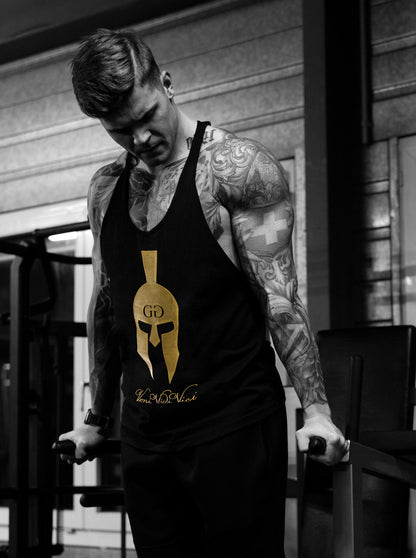 Stringer Tank Top beim Dip-Training am Barren