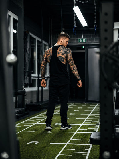 Rückansicht des Stringers im Gym, Schultern und Rücken frei