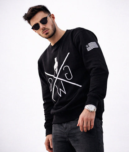 Schwarzes Fitness Sweatshirt im Streetstyle draußen