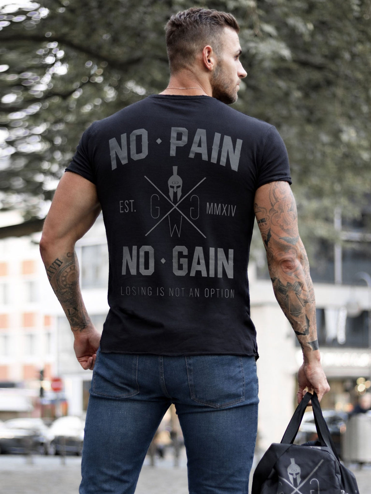 Model mit No Pain No Gain Rückenprint im Freien