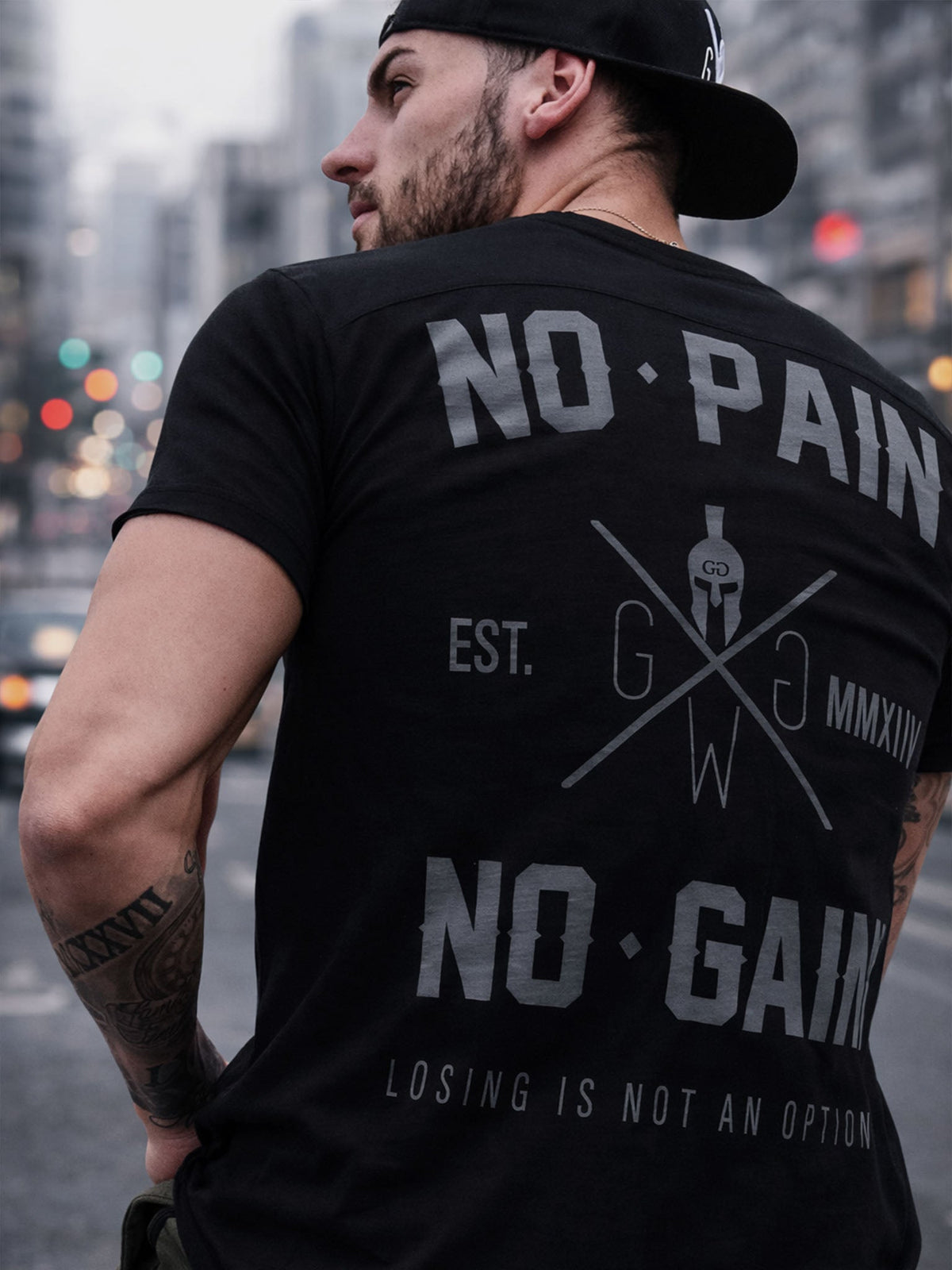 No Pain No Gain Shirt draußen getragen, Rückenansicht