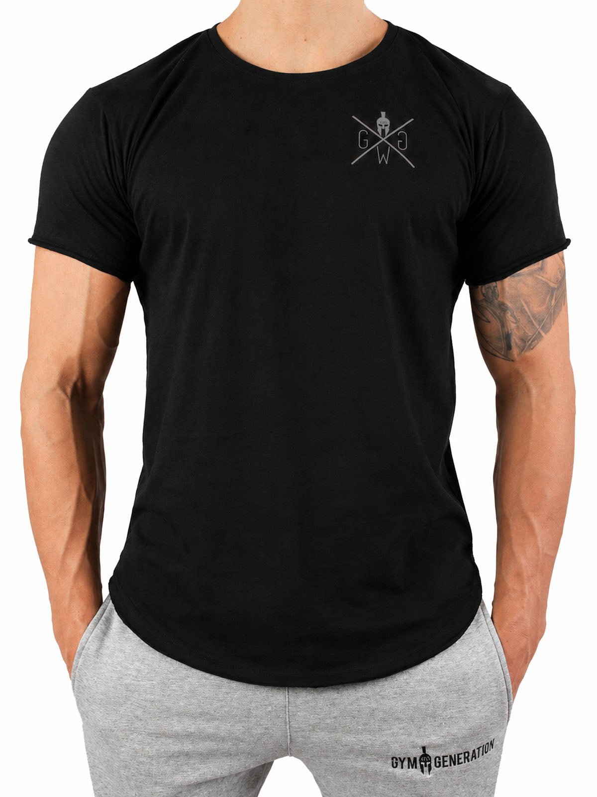 Vorderseite des schwarzen Gym T-Shirts am Model