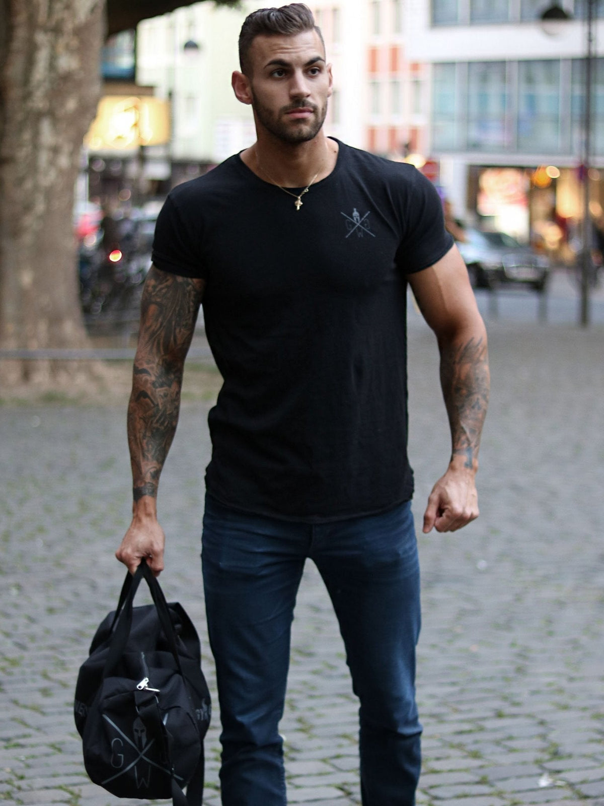Schwarzes Trainingsshirt im Streetwear-Look