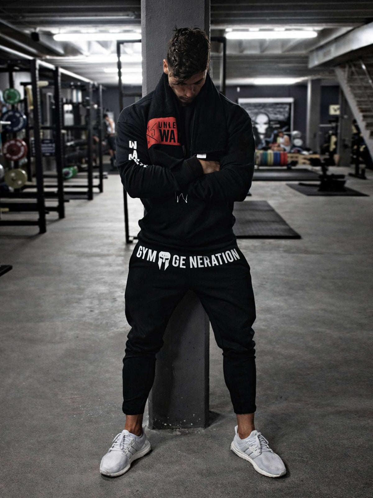 Athlet in schwarzer Jogginghose beim Training im Fitnessstudio