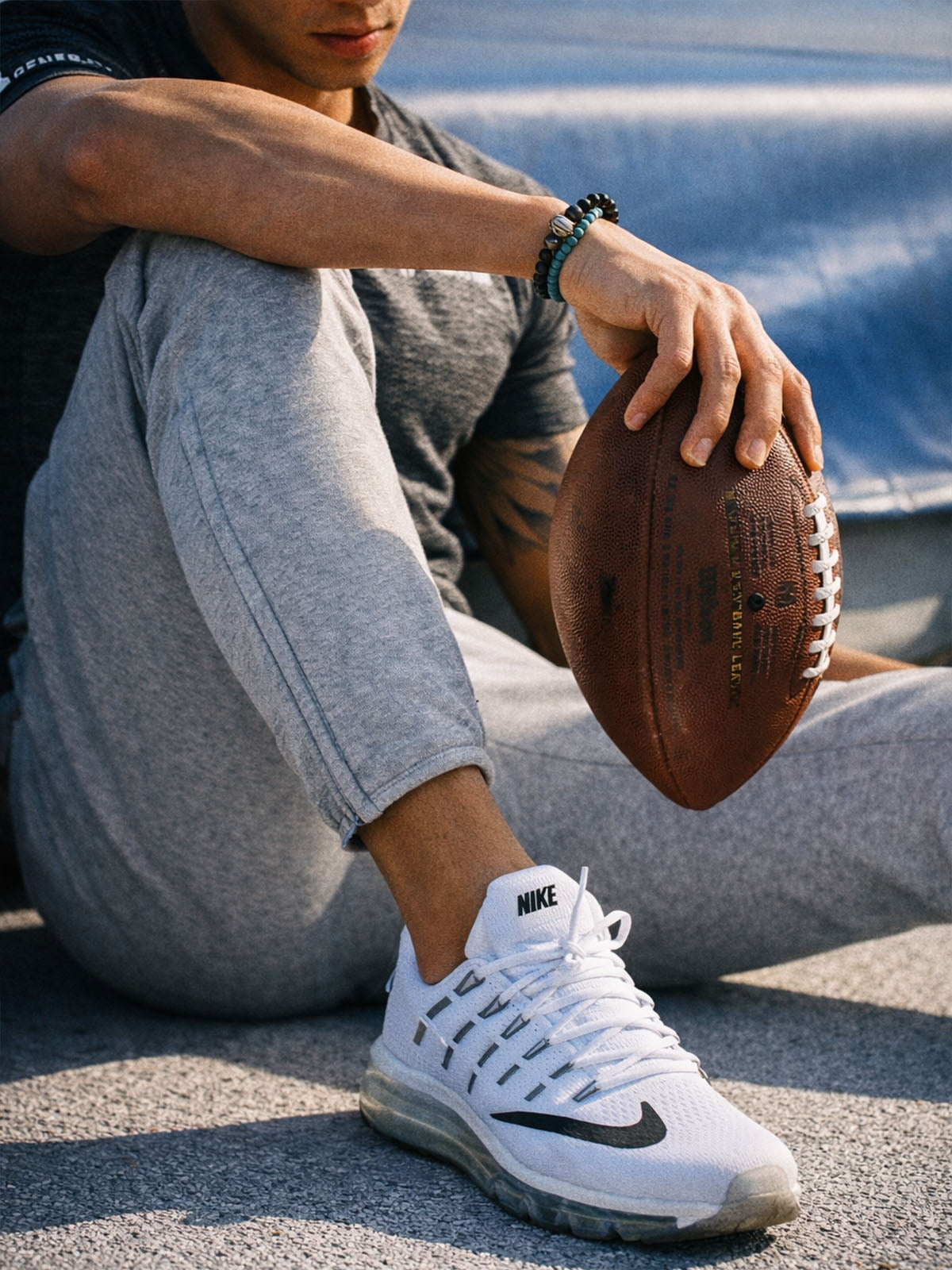 Graue Fitnesshose beim Outdoor-Training getragen
