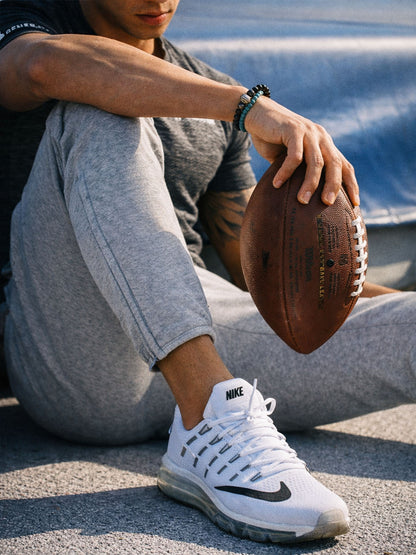 Graue Fitnesshose beim Outdoor-Training getragen