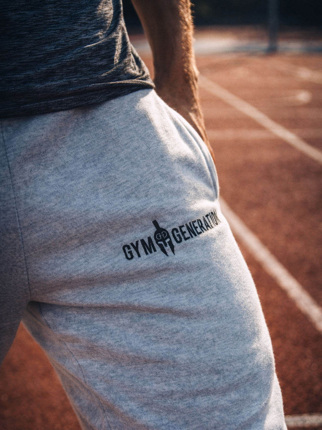 Schwarz gesticktes Logo auf der grauen Hose im Detail