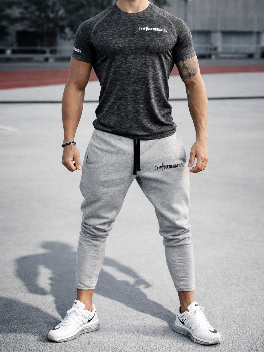Herren in grauer Trainingshose im urbanen Look