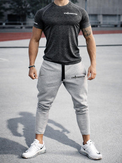 Herren in grauer Trainingshose im urbanen Look