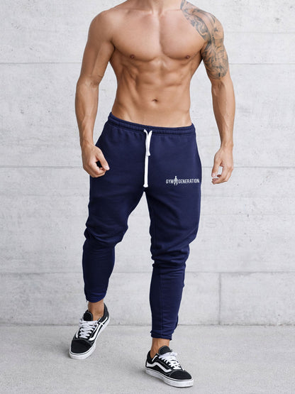 Herren in navyblauer Trainingshose beim Training im Freien