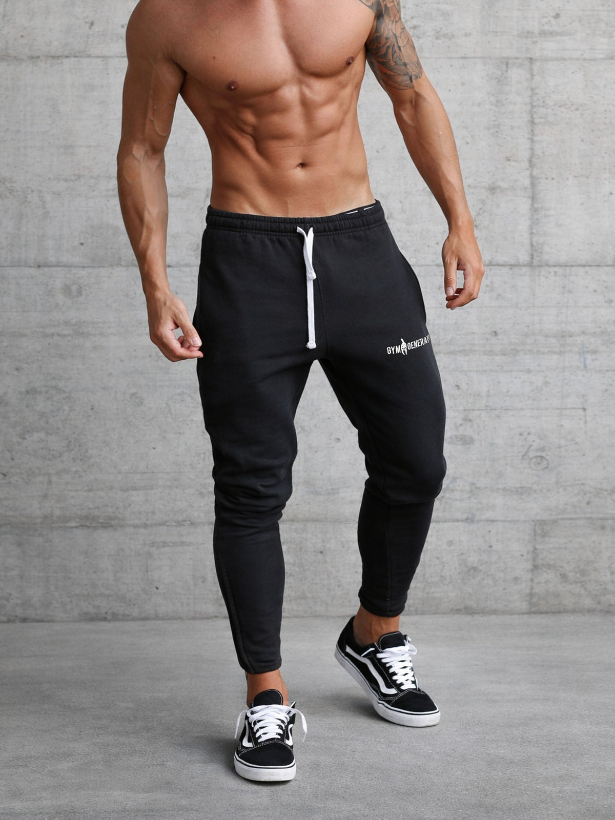 Schwarze Trainingshose im Gym-Outfit für Herren, draußen getragen