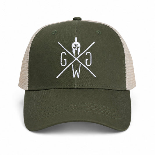 Trucker Cap Venice in Olive mit weiß gesticktem Logo, Frontansicht