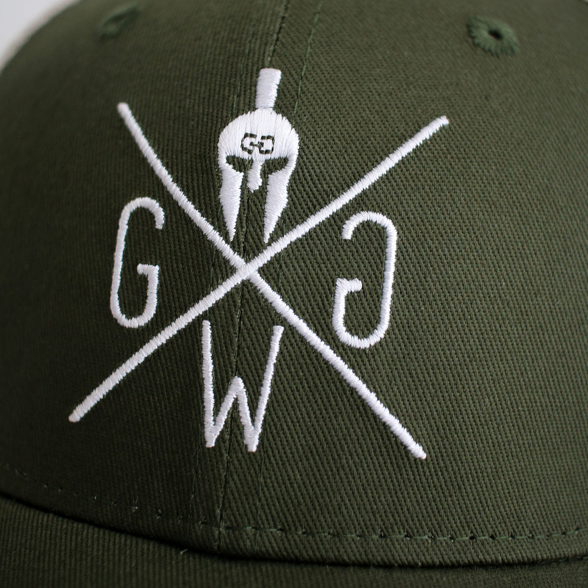 Gesticktes Gym Generation Logo auf olivgrünem Twill im Detail