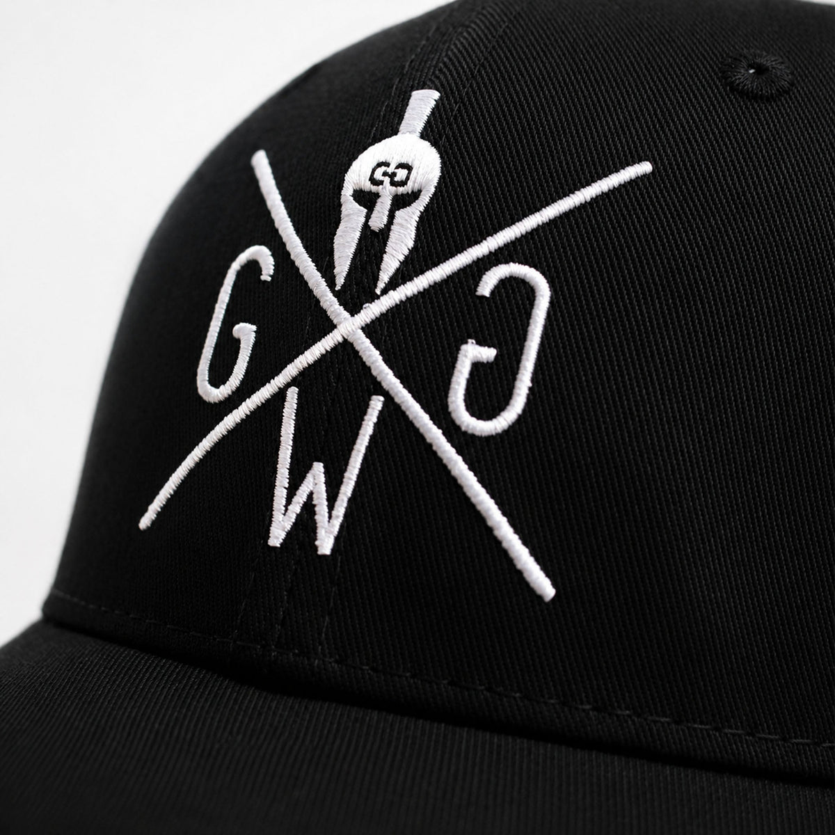Weiß gesticktes Gym Generation Logo auf der Cap im Detail