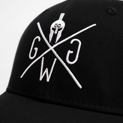Weiß gesticktes Gym Generation Logo auf der Cap im Detail