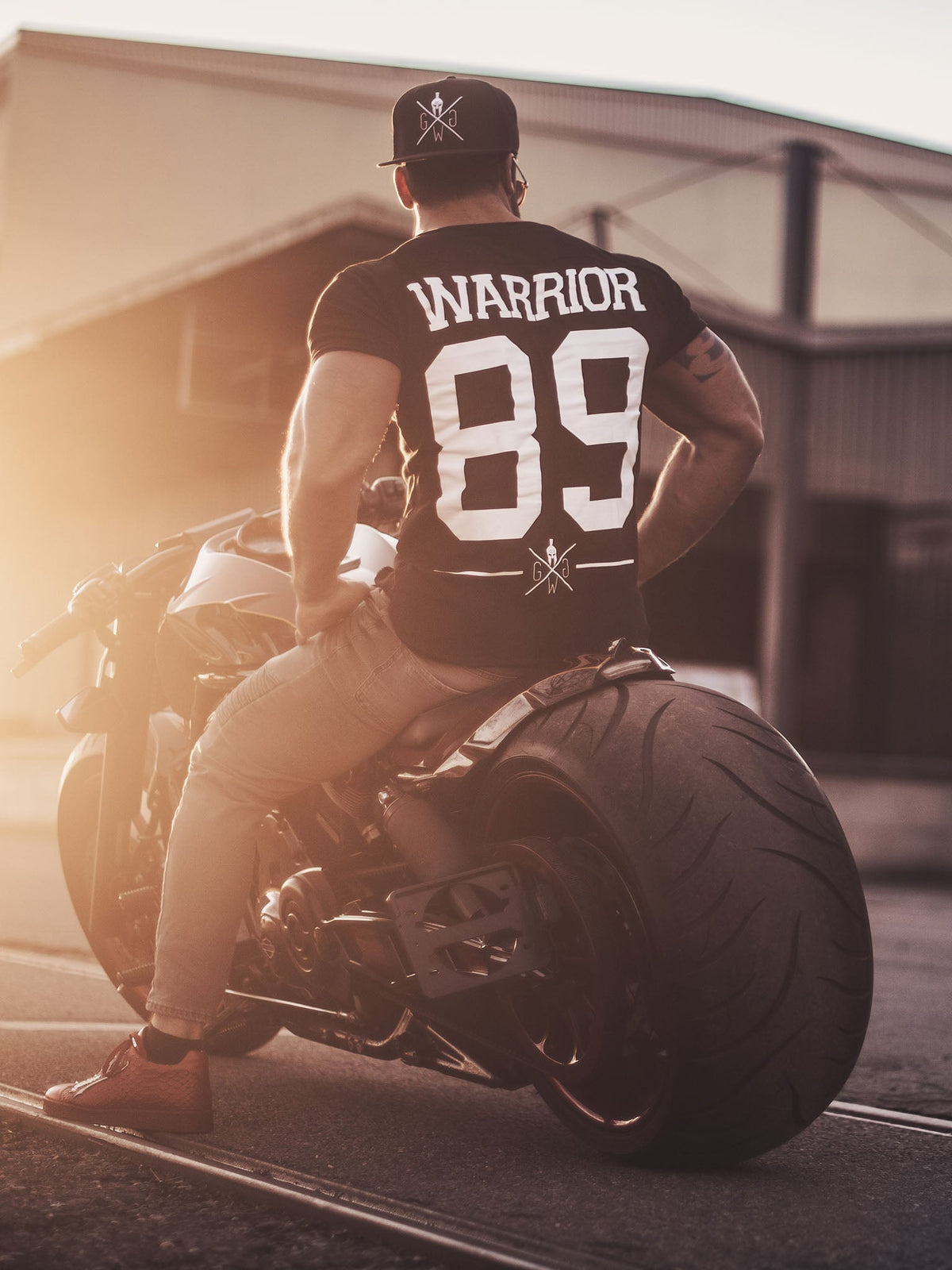 Schwarzes Fitness Shirt mit großer Zahl 89 auf dem Rücken